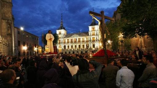Encuentro del Cristo de la VEga en la plaza del Ayuntamiento con el Nazareno Cautivo