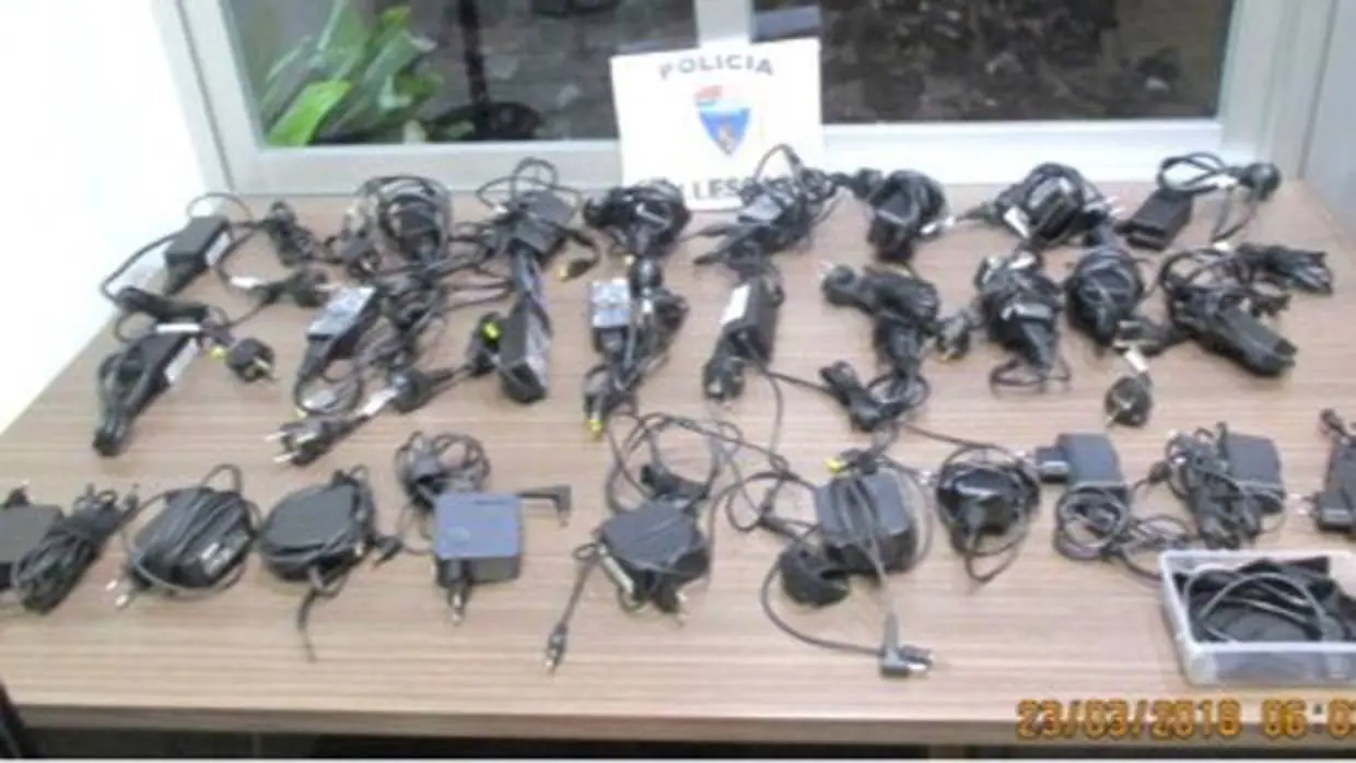 Cargadores de los ordenadores robados encontrados también en el vehículo