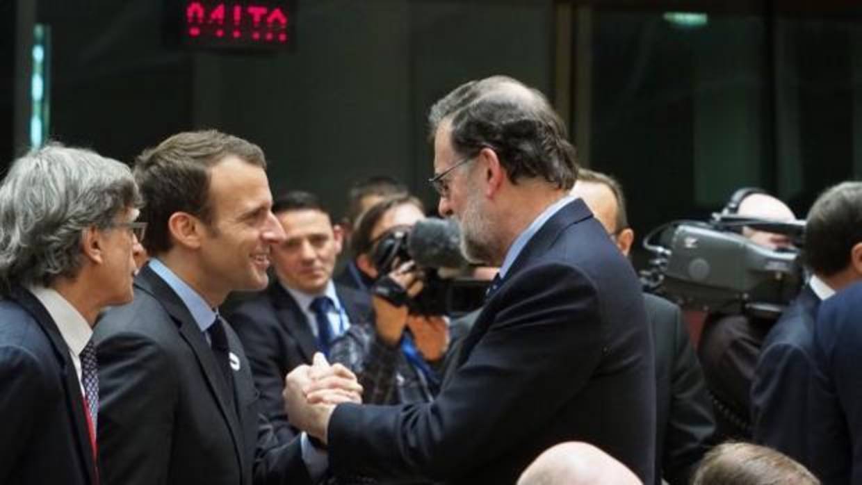 Emmanuel Macron y Mariano Rajoy, en la cumbre de Bruselas