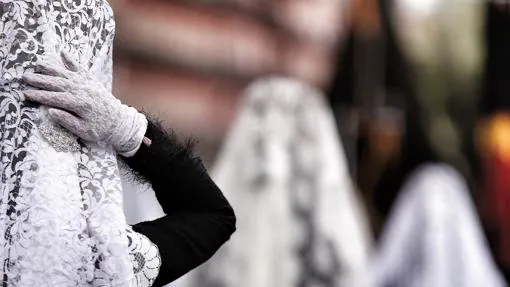 El Domingo de Resurrección las manolas visten mantilla blanca en Valladolid