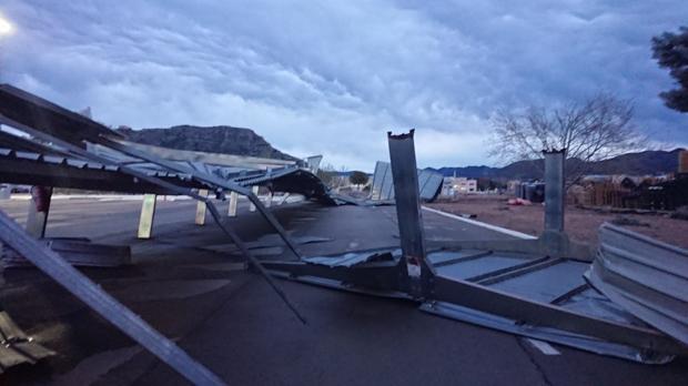 Un pequeño tornado arranca el techo de un aparcamiento en Xàtiva