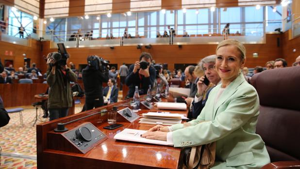 Cifuentes «desaparece» por gripe en plena crisis del máster, pero deberá explicarse en el Pleno