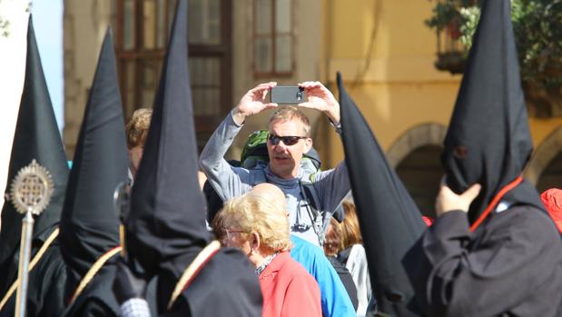 Lleno en los días grandes de Semana Santa y arranque «más flojo» debido a que aún hay clases