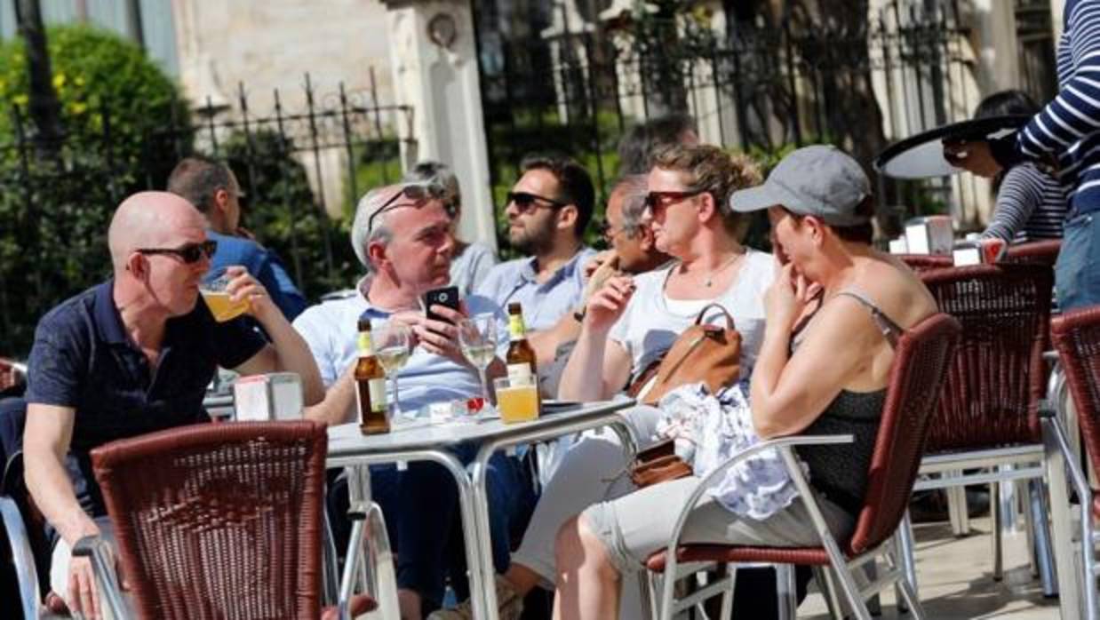 Una terraza en el centro de Valencia, el fin de semana del Domingo de Ramos