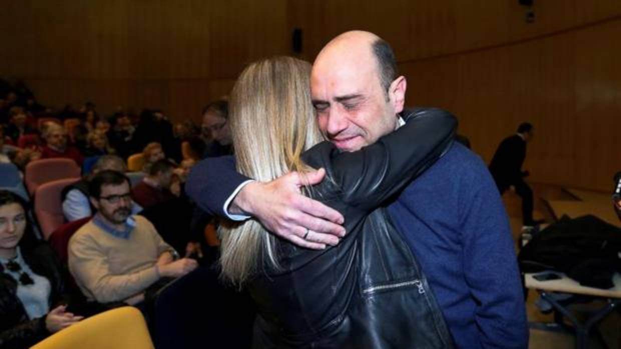 Echávarri se abraza a Eva Montesinos, este sábado en su despedida de la política activa en Alicante