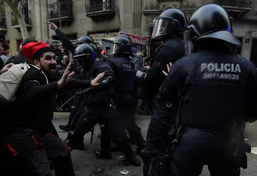 En directo: Nueve detenidos y 98 heridos por los disturbios que empiezan a remitir en Cataluña