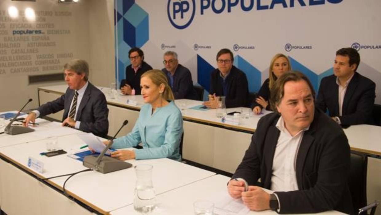 Cristina Cifuentes y sus colaboradores más cercanos, presidiendo el Comité Ejecutivo Autonómico del PP madrileño