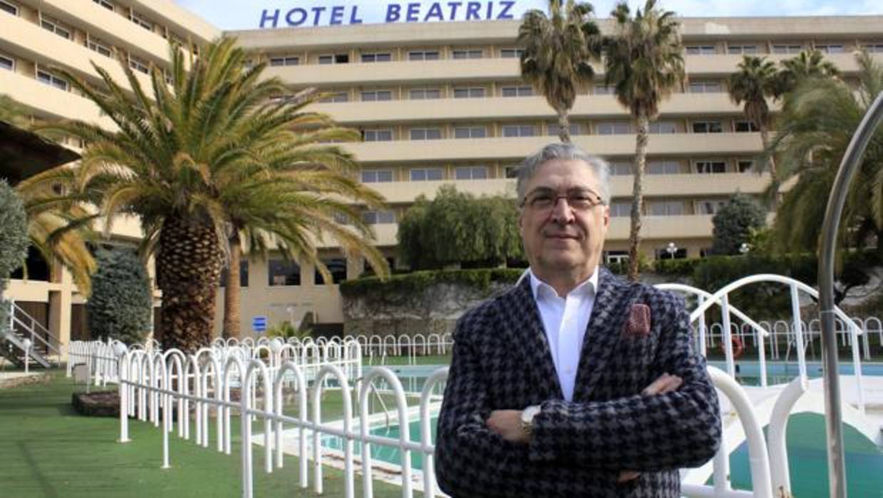 Justino Pérz en la zona de verano del hotel