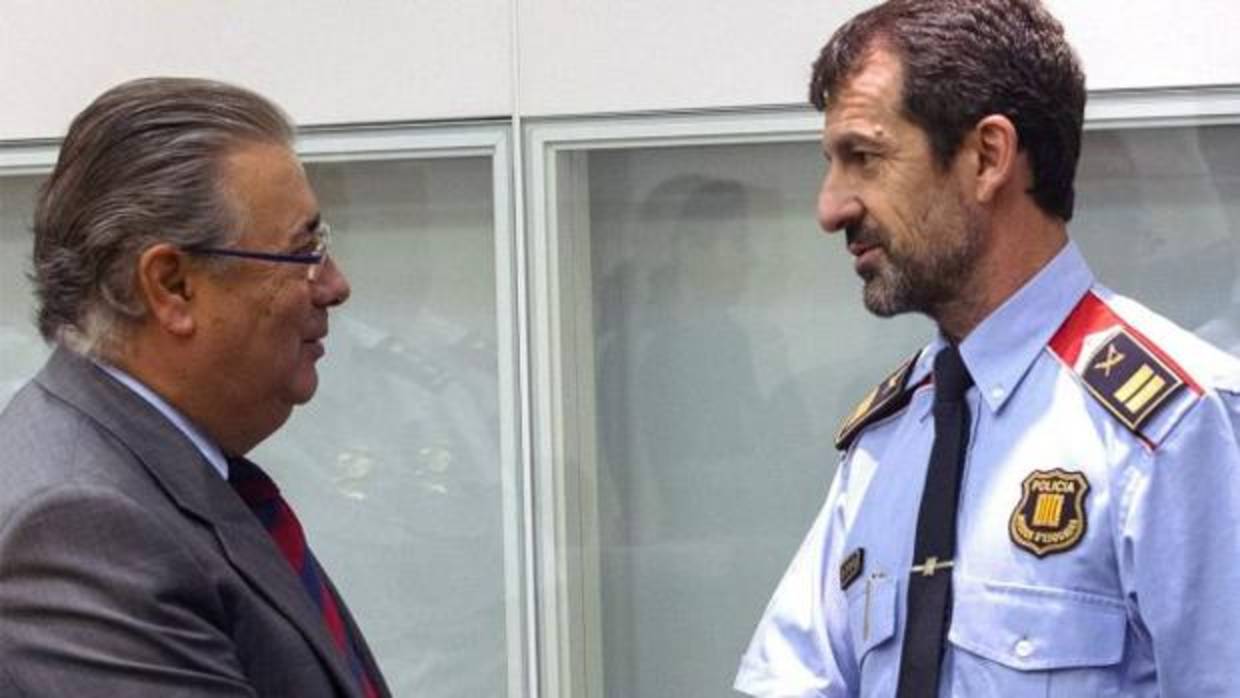 El jefe de los Mossos Ferran López saluda al ministro de Interior Juan Ignacio Zoido