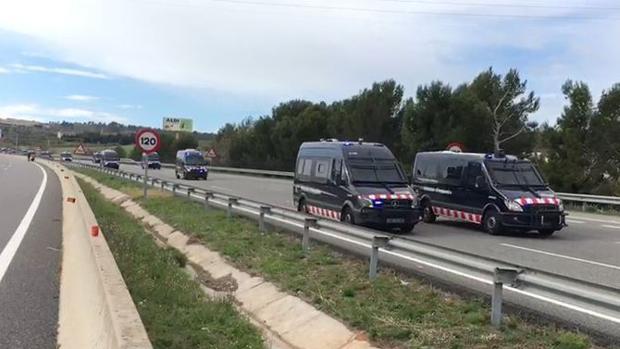 Los Mossos desalojan por la fuerza los manifestantantes de la AP-7 en Figueras (Gerona)