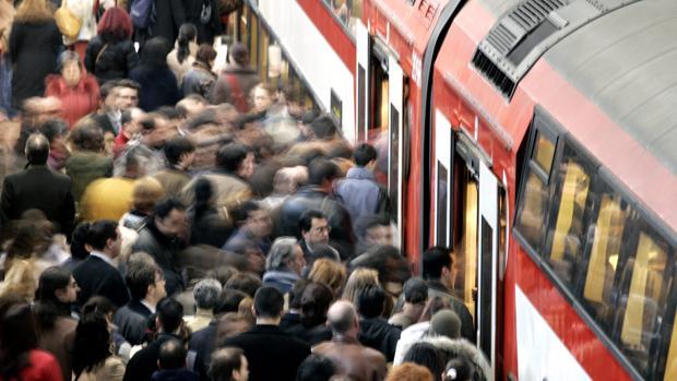 Susto en un Cercanías por una avalancha humana después de que apedrearan un tren en marcha