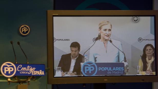 Cifuentes insinúa filtraciones del partido en el caso de su máster por «levantar alfombras»