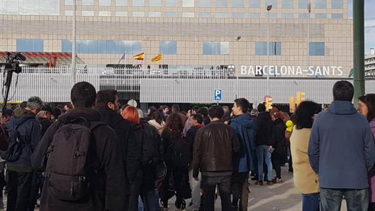 Agentes de los Mossos en los exteriores de la Estación de Sants en el momento de la protesta