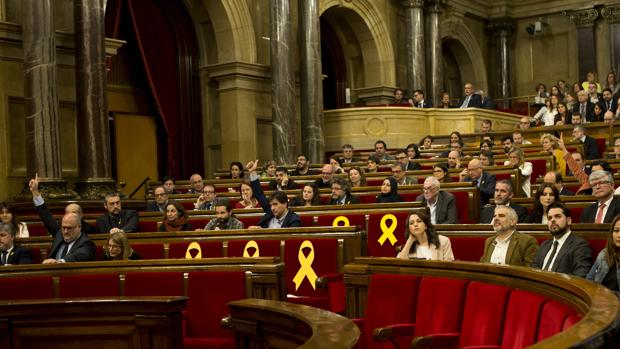 El Parlament reivindica su intención de investir a Puigdemont y exige la liberación de los presos