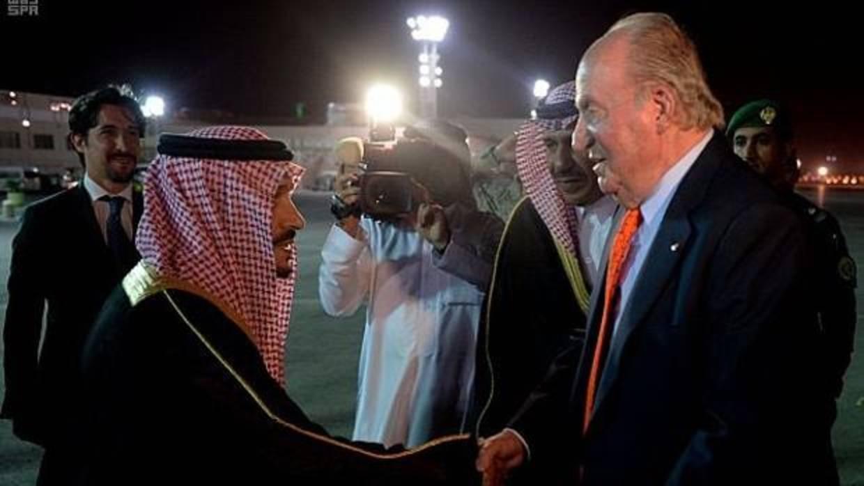 Don Juan Carlos, en la noche del martes, a su llegada a Riad, donde fue recibido por el gobernador de la región, el Príncipe Faisal