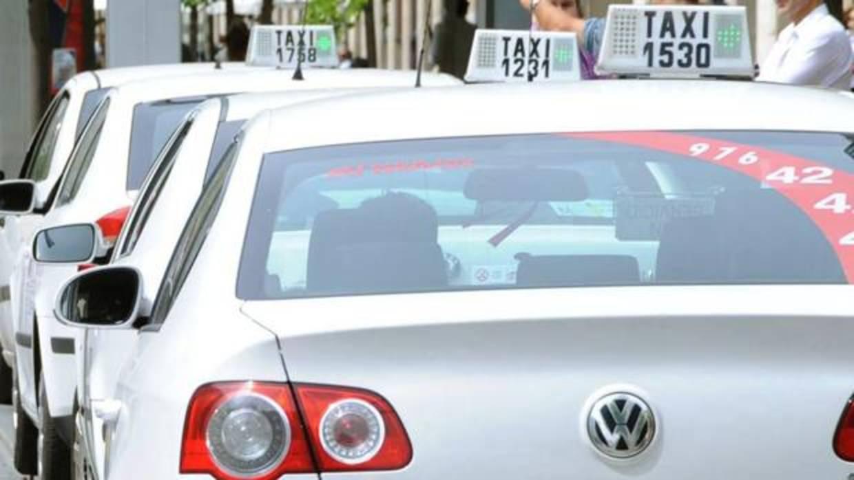 Imagen de archivo de una parada de taxis en el centro de Zaragoza