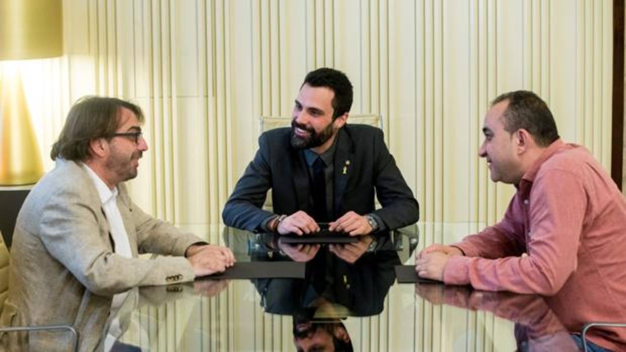 Torrent, con los secretarios generales de CCOO de Cataluña, Javier Pacheco (d) y de la UGT de Cataluña, Camil Ros