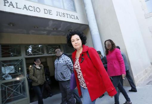 La diputada provincial de EU, Raquel Pérez, a la entrada al Palacio de Justicia