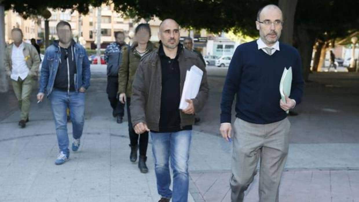 David Rodríguez (centro) acudiendo a los juzgados de Alicante para declarar, este miércoles