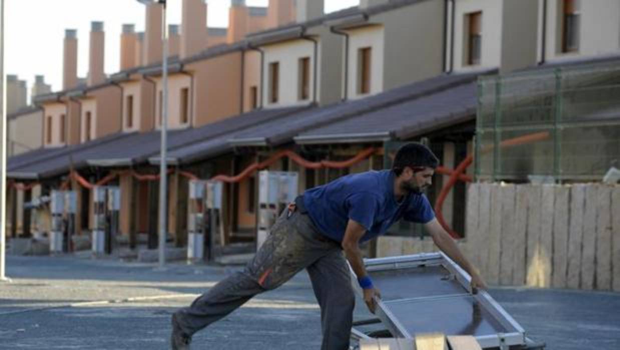 Imagen de archivo de un trabajador en la urbanización de Martinsa Fadesa en Miño