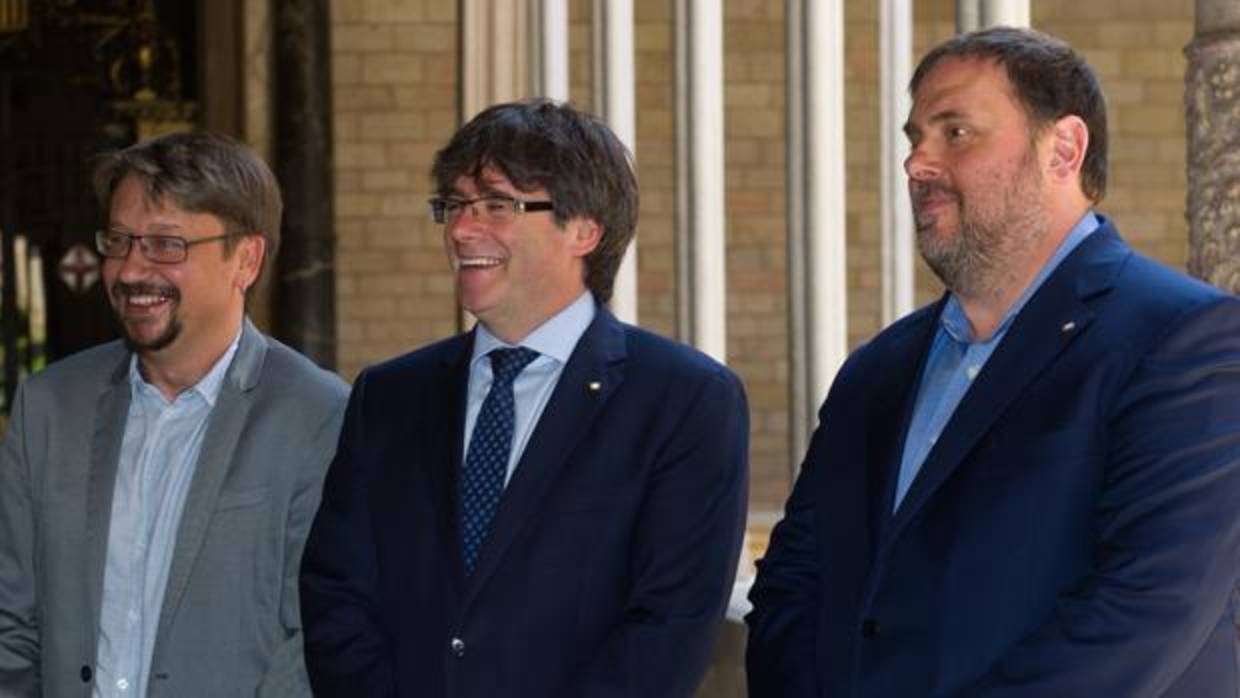 El expresidente Puigdemont, reunido con Xavier Domenech de Catalunya en Comú y el exvicepresidente Oriol Junqueras