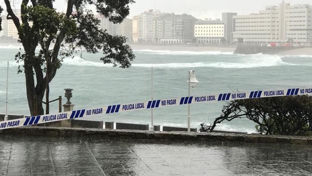 Se suspende por mar y aire la búsqueda de la joven desaparecida en la playa de La Coruña