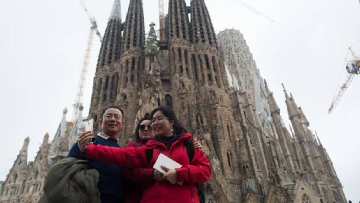 Un grupo de turistas, ante la Sagrada Família
