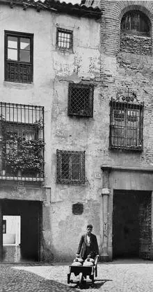 Rincón de la calle de las Cadenas, donde se ubicaba la casa en que la banda de secuestradores pretendía construir una “prisión” para esconder a sus víctimas (Colección de Postales del Archivo Municipal de Toledo)