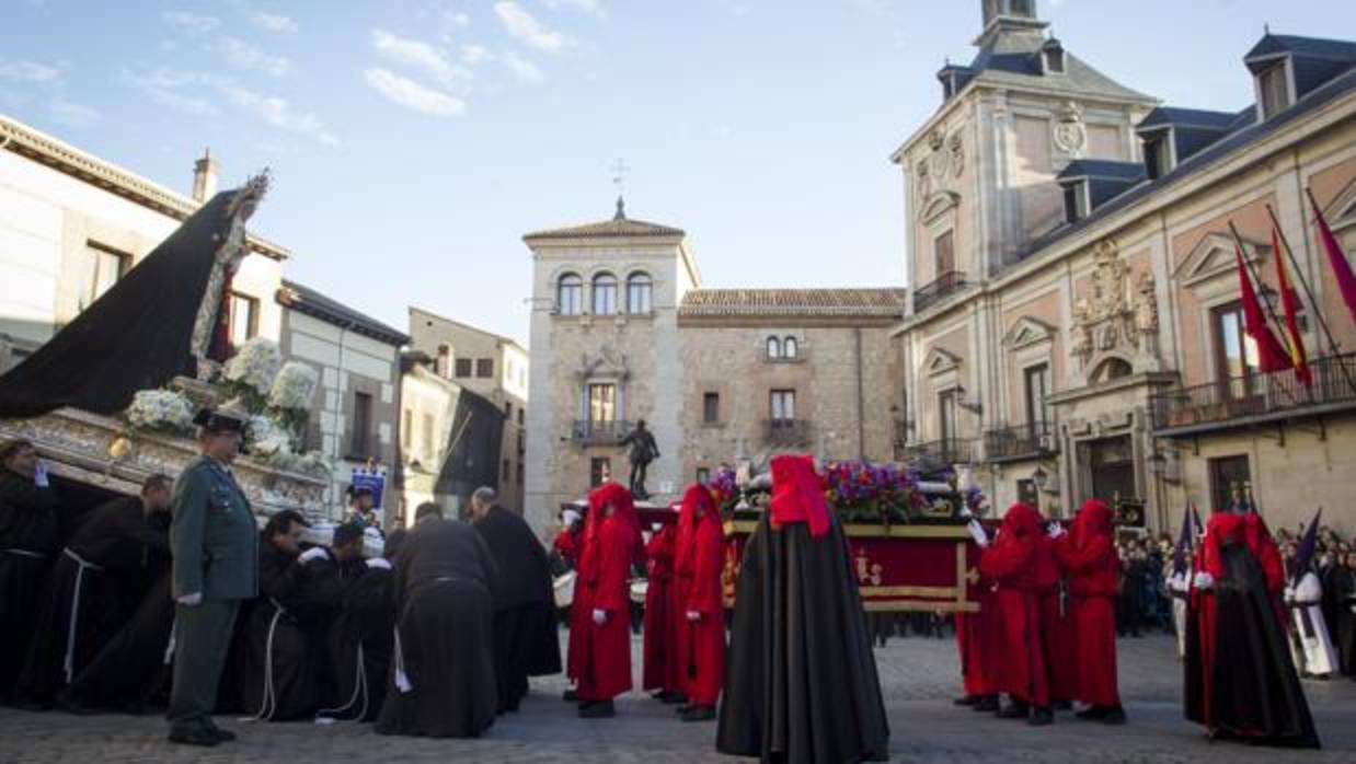 Encuentro entre ambos pasos, en la plaza de la Villa