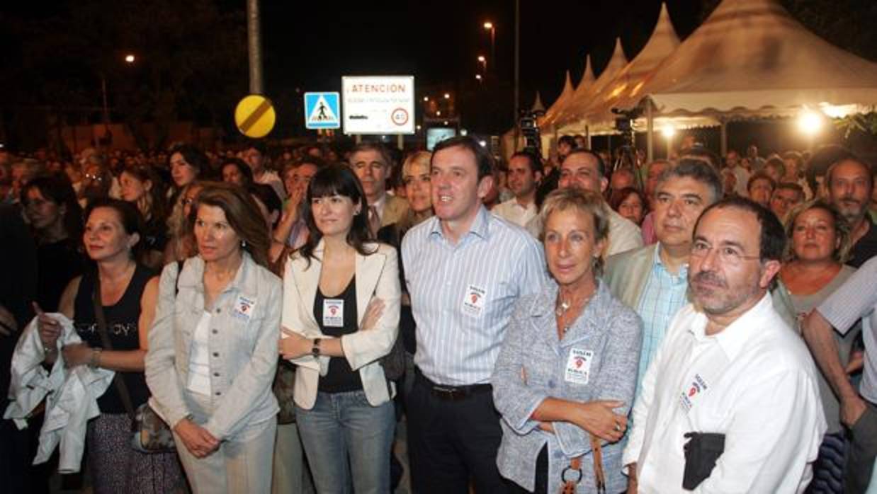 Protesta de dirigentes socialistas y del Bloc frente a las instalaciones de RTVV en septiembre de 2006