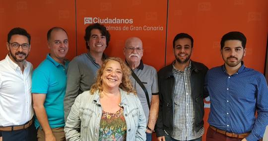 Beatriz Correas, de Ciudadanos, y militantes del partido naranja en Gran Canaria