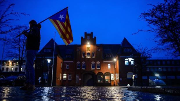 Puigdemont canta en prisión en favor de «la voluntad de paz del pueblo catalán»