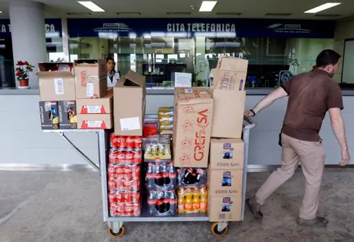 Un operario transporta productos en el Hospital de La Ribera, en Alzira