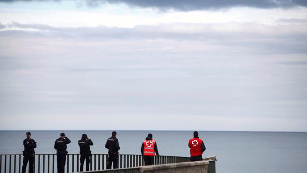 Se amplía el radio de búsqueda de la joven orensana que se tragó el mar en La Coruña