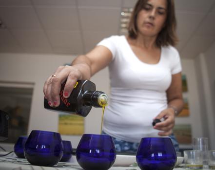 Loli Sánchez, de Aceiteros del Águeda (Salamanca) echa aceite en unos vasos