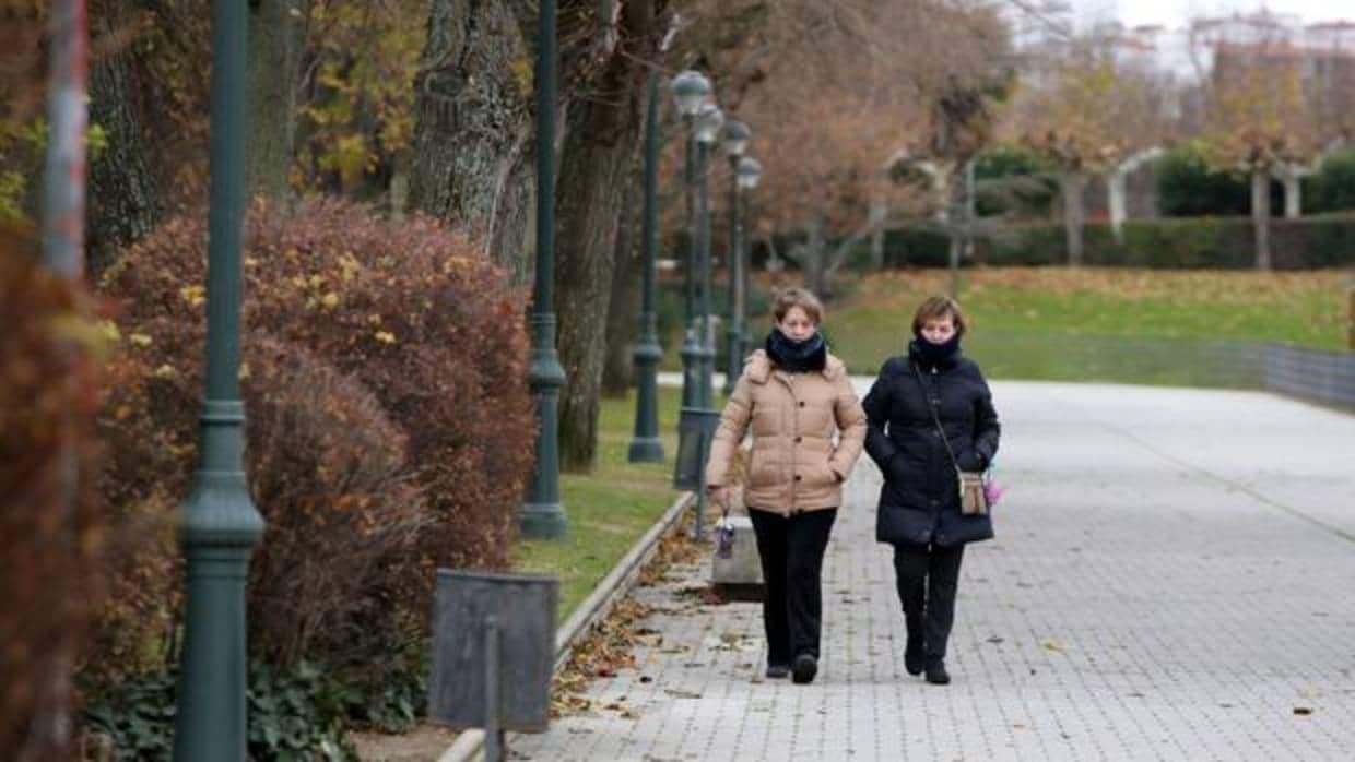 Dos mujeres se protegen del viento y del frío