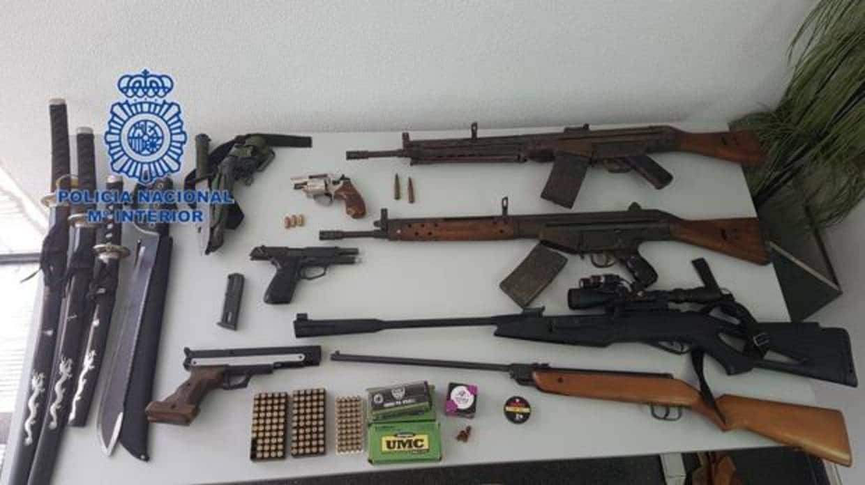 Las armas que le han sido confiscadas al agresor en Elda