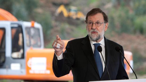 Un pequeño accidente doméstico en sus vacaciones obliga a Rajoy a vendarse dos dedos