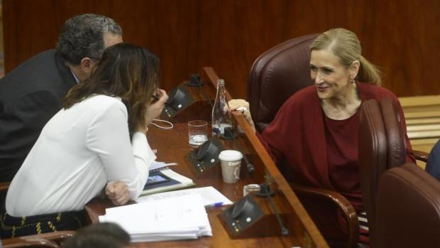 Cifuentes: «No pienso dimitir, es una buena noticia que el asunto del máster esté en manos de la Fiscalía»