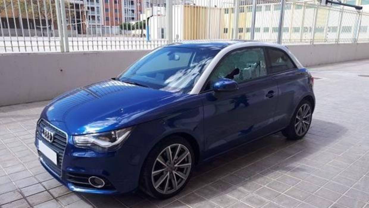 Imagen del coche tiroteado por el joven de 20 años en Massanassa, Valencia