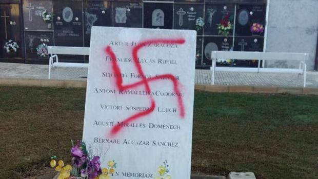 Detienen a un hombre por pintar una esvástica en un monumento en memoria a las víctimas del nazismo