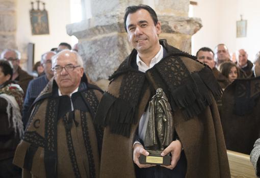 Fernando Martínez-Maillo recibió la capa alistana de honor el pasado año