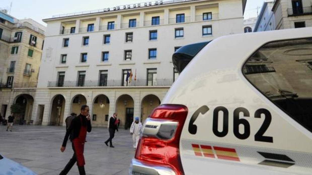 Un coche de la Policía frente a la Audiencia Provincial de Alicante