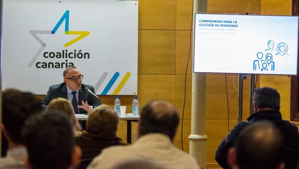 El consejero canario de Sanidad declara tres másteres pero no identifica su realización y fechas