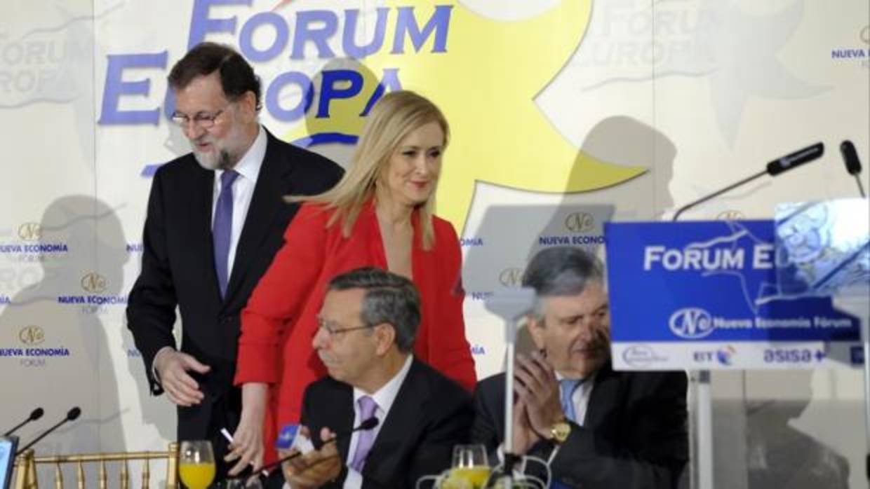 Mariano Rajoy y Cristina Cifuentes durante un desayuno informativo en junio del pasado año