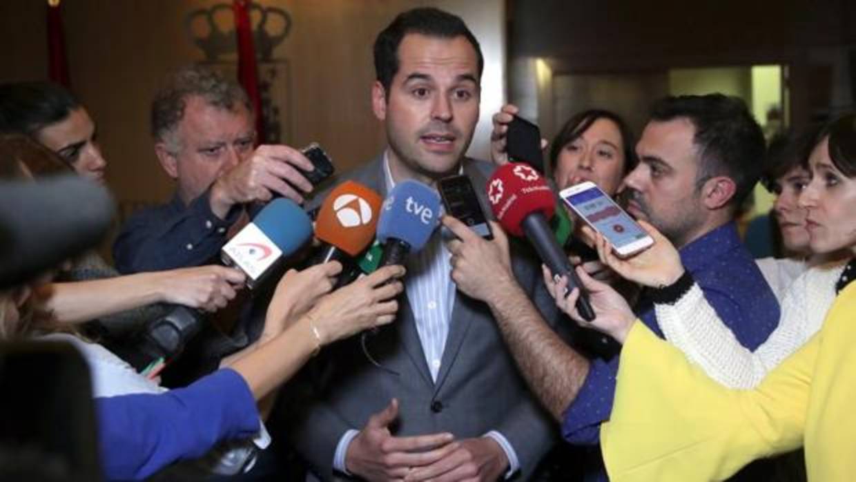 El portavoz de Ciudadanos en la Asamblea de Madrid, Ignacio Aguado, declara en los pasillos de la cámara regional