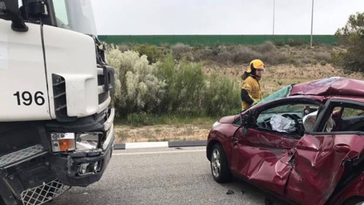 Estado en el que ha quedado el coche tras el choque con el camión