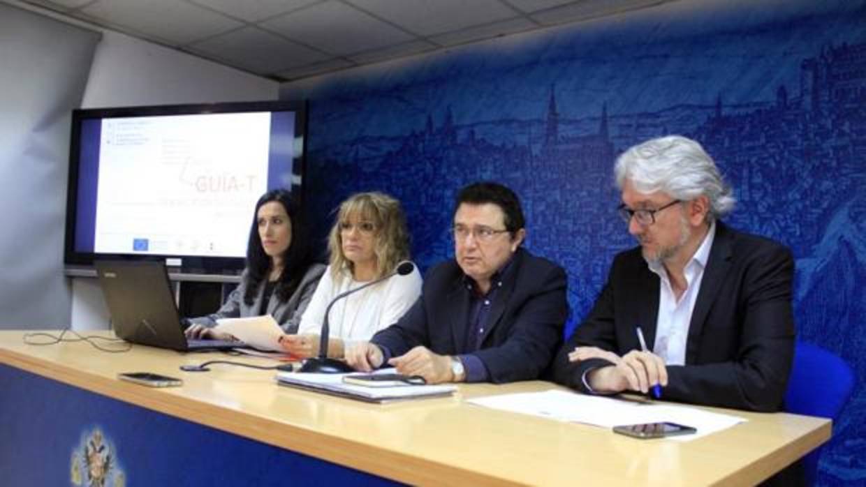 Teo García con el presidente del colegio de Arquitectos regional, José Carlos Rojo; la directora del proyecto y secretaria del colegio, Olga Molina, y la coordinadora del Guía-T, Aída Retamosa