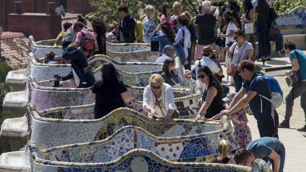 Turistas en el Parc Güell de Barcelona