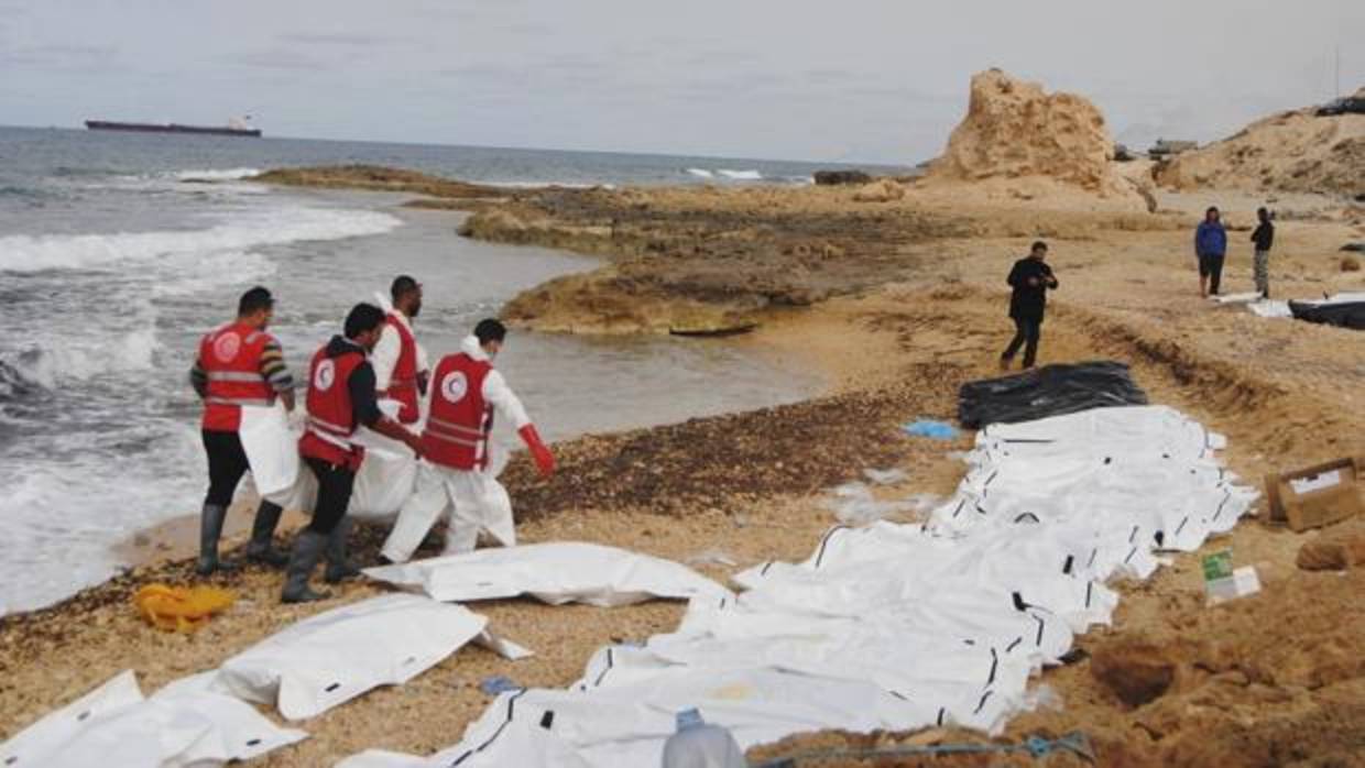 Cuerpos de inmigrantes arrastrados a las costas libias en febrero del año pasado